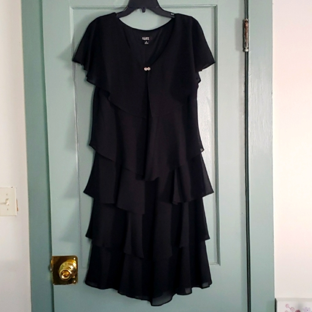 SLNY Black Tiered Short sleeve dress Size 16 New without tags